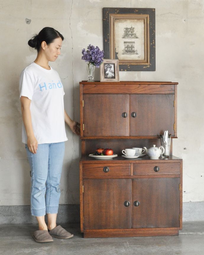 アンティークのキャビネット アンティーク家具 イギリスのアンティーク家具、北欧インテリアにも合うオーク材のキッチンキャビネット(食器棚)。小ぶりだけれどたっぷり収納が出来る上品なキャビネットは、和室や寝室の落ち着いた雰囲気にもオススメです。(q-767-f)