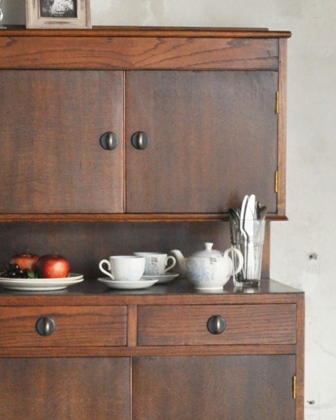 アンティークのキャビネット アンティーク家具 イギリスのアンティーク家具、北欧インテリアにも合うオーク材のキッチンキャビネット(食器棚)。外国製のキャビネットは装飾が美しいので、絵になるアイテム。(q-767-f)