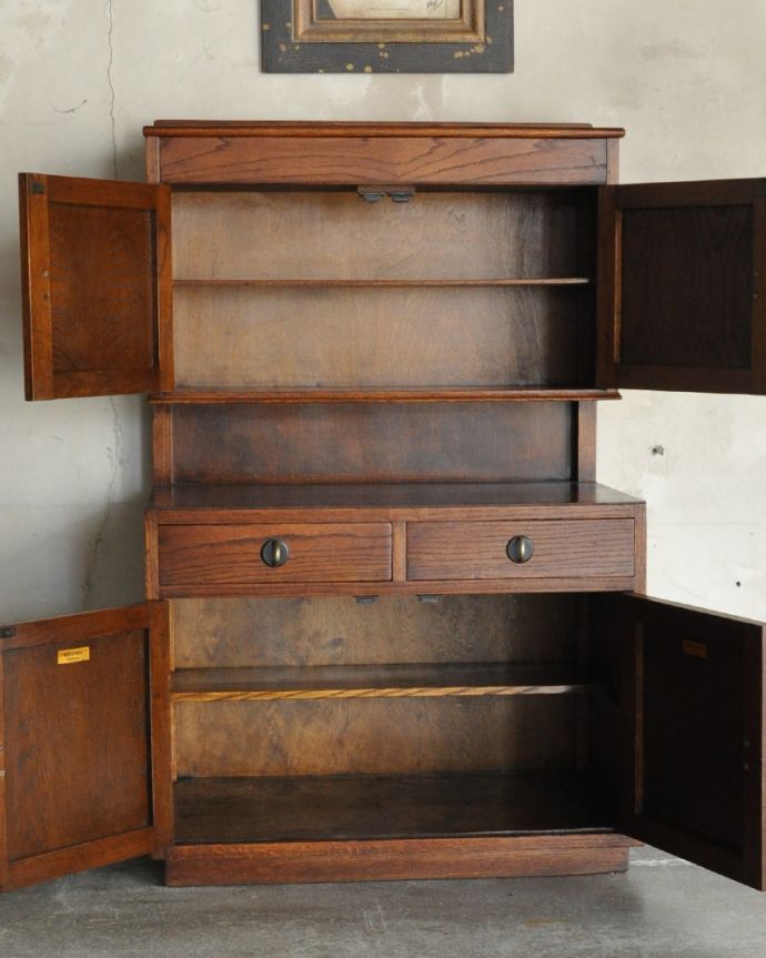 アンティークのキャビネット アンティーク家具 イギリスのアンティーク家具、北欧インテリアにも合うオーク材のキッチンキャビネット(食器棚)。上下に分かれた収納は、整理整頓もしやすく、おまけに引き出し付きなので、細かいものもお片付けできます。(q-767-f)