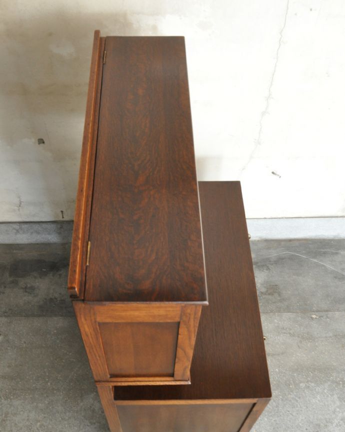 アンティークのキャビネット アンティーク家具 イギリスのアンティーク家具、北欧インテリアにも合うオーク材のキッチンキャビネット(食器棚)。天板もピカピカにお直ししました。(q-767-f)