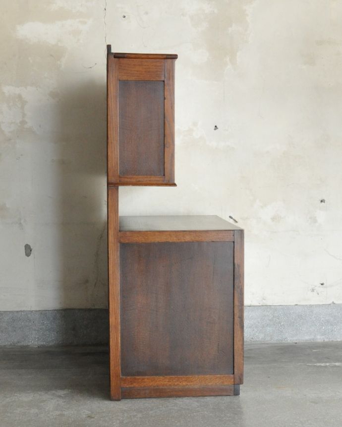 アンティークのキャビネット アンティーク家具 イギリスのアンティーク家具、北欧インテリアにも合うオーク材のキッチンキャビネット(食器棚)。サイドから見てもキレイです。(q-767-f)