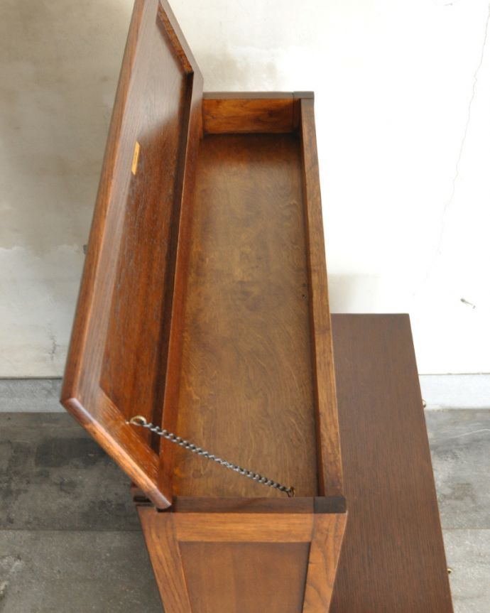 アンティークのキャビネット アンティーク家具 イギリスのアンティーク家具、北欧インテリアにも合うオーク材のキッチンキャビネット(食器棚)。キャビネットのトップは、箱型の収納になっています。(q-767-f)