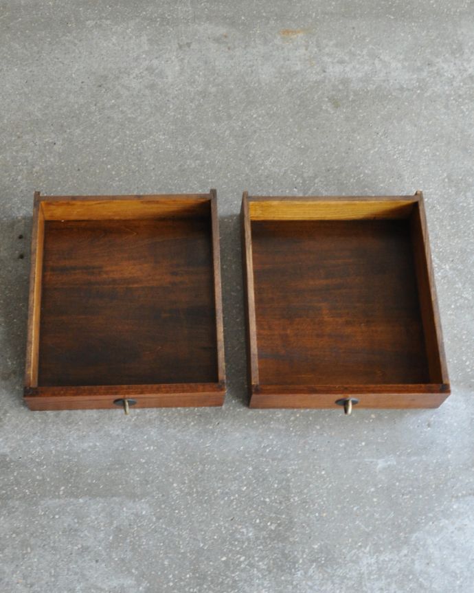 アンティークのキャビネット アンティーク家具 イギリスのアンティーク家具、北欧インテリアにも合うオーク材のキッチンキャビネット(食器棚)。引き出しが2杯付いています。(q-767-f)