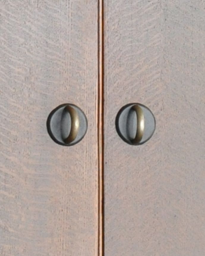 アンティークのキャビネット アンティーク家具 イギリスのアンティーク家具、北欧インテリアにも合うオーク材のキッチンキャビネット(食器棚)。ユニークな形をしたハンドルが付いています。(q-767-f)