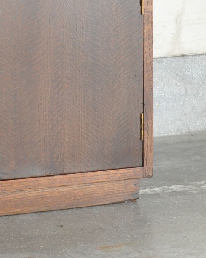 アンティークのキャビネット アンティーク家具 イギリスのアンティーク家具、北欧インテリアにも合うオーク材のキッチンキャビネット(食器棚)。どっしりとした安定感があります。(q-767-f)