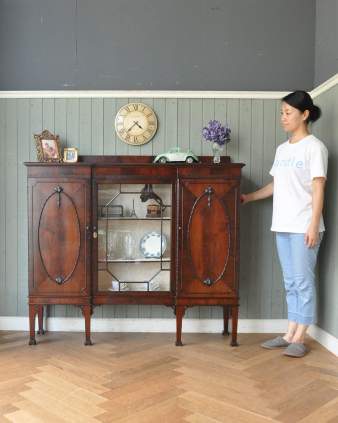 アンティークのキャビネット　アンティーク家具　憧れのシノワズリーなアンティーク家具、マホガニー材のガラスキャビネット（ディスプレイキャビネット）。こんなキレイなキャビネットがあったら、開くだけで楽しい気持ちになります。(q-774-f)