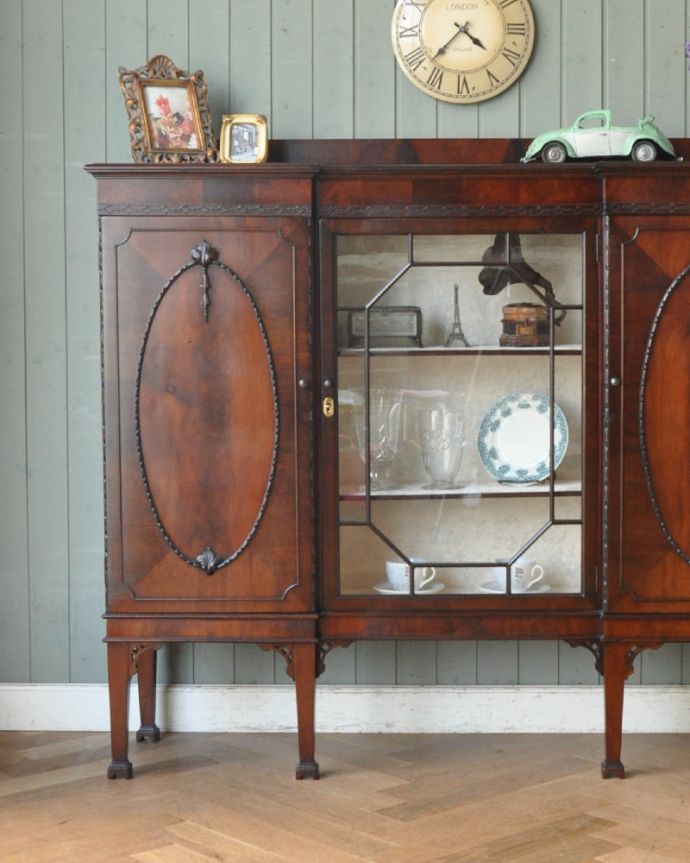 アンティークのキャビネット　アンティーク家具　憧れのシノワズリーなアンティーク家具、マホガニー材のガラスキャビネット（ディスプレイキャビネット）。ガラスも当時のもの。(q-774-f)