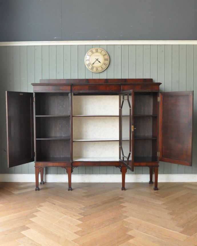 アンティークのキャビネット　アンティーク家具　憧れのシノワズリーなアンティーク家具、マホガニー材のガラスキャビネット（ディスプレイキャビネット）。食器や写真立て、本やDVDなどなど、たくさん飾ればディスプレイの幅が広がります！ガラスが大きいので、中に飾ったものがいい感じに見えてオシャレになります。(q-774-f)