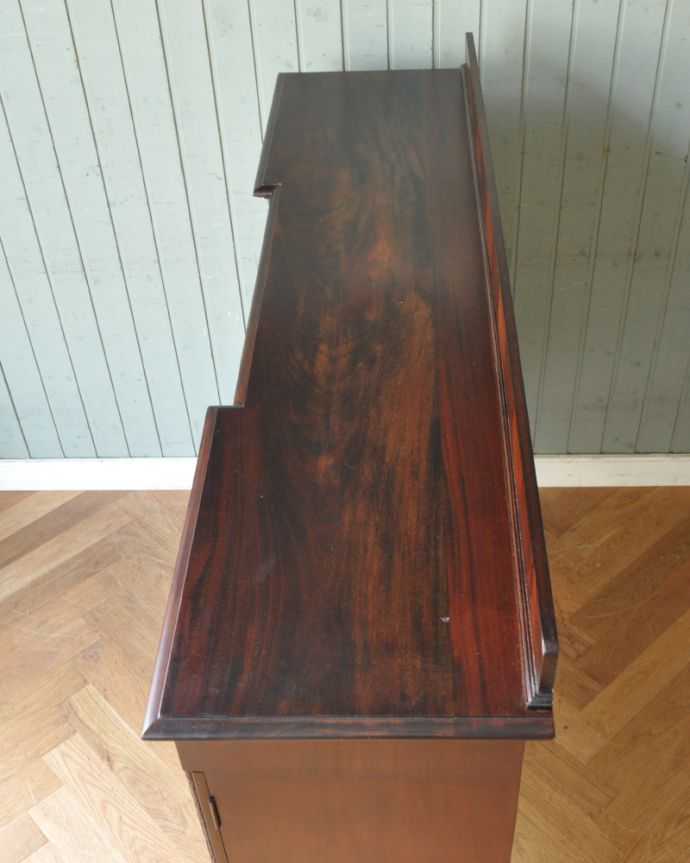 アンティークのキャビネット　アンティーク家具　憧れのシノワズリーなアンティーク家具、マホガニー材のガラスキャビネット（ディスプレイキャビネット）。天板もピカピカにお直ししました。(q-774-f)