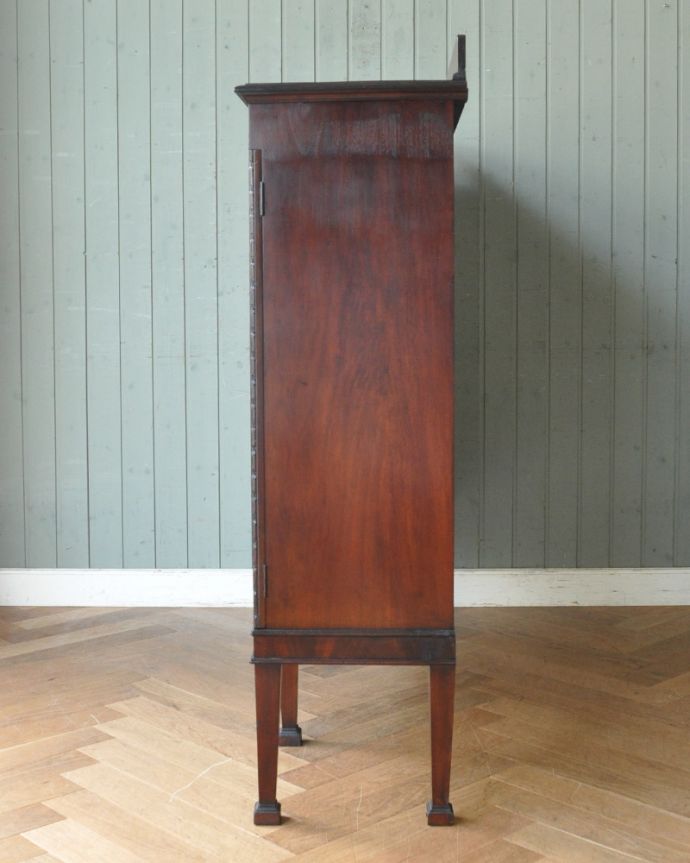 アンティークのキャビネット　アンティーク家具　憧れのシノワズリーなアンティーク家具、マホガニー材のガラスキャビネット（ディスプレイキャビネット）。横から見てもピカピカです。(q-774-f)