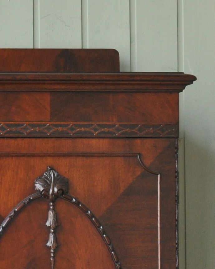 アンティークのキャビネット　アンティーク家具　憧れのシノワズリーなアンティーク家具、マホガニー材のガラスキャビネット（ディスプレイキャビネット）。風格と品があるので、リビングはもちろん、和室や書斎、客間にも最適。(q-774-f)