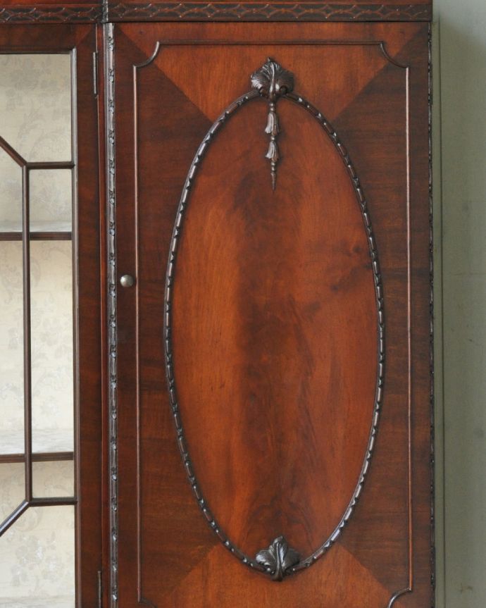 アンティークのキャビネット　アンティーク家具　憧れのシノワズリーなアンティーク家具、マホガニー材のガラスキャビネット（ディスプレイキャビネット）。しっかりメンテナンスしてありますので安心して大切なものをディスプレイしてください。(q-774-f)