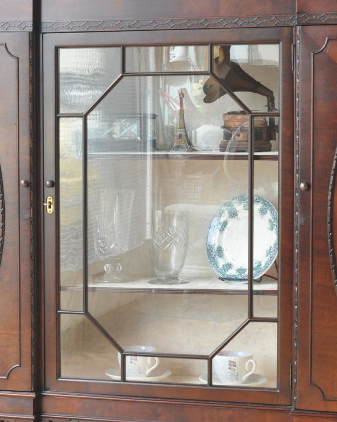 アンティークのキャビネット　アンティーク家具　憧れのシノワズリーなアンティーク家具、マホガニー材のガラスキャビネット（ディスプレイキャビネット）。アンティークのガラスがキレイにはめ込んであります。(q-774-f)