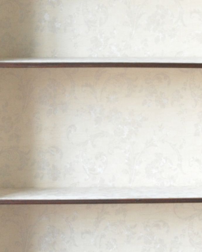 アンティークのキャビネット　アンティーク家具　憧れのシノワズリーなアンティーク家具、マホガニー材のガラスキャビネット（ディスプレイキャビネット）。柄物の食器やお気に入りのアイテムが引き立つような生地になっています。(q-774-f)