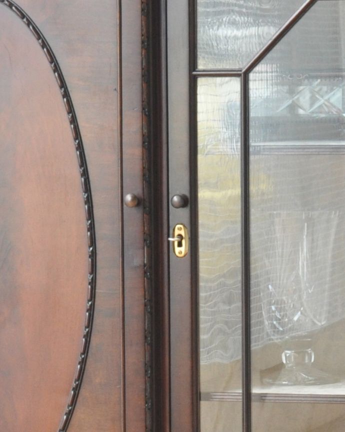 アンティークのキャビネット　アンティーク家具　憧れのシノワズリーなアンティーク家具、マホガニー材のガラスキャビネット（ディスプレイキャビネット）。木製の可愛い取っ手です。(q-774-f)