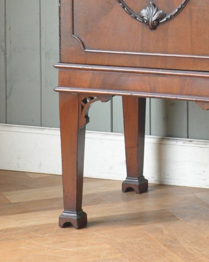 アンティークのキャビネット　アンティーク家具　憧れのシノワズリーなアンティーク家具、マホガニー材のガラスキャビネット（ディスプレイキャビネット）。安定感のある脚がしっかり支えます。(q-774-f)