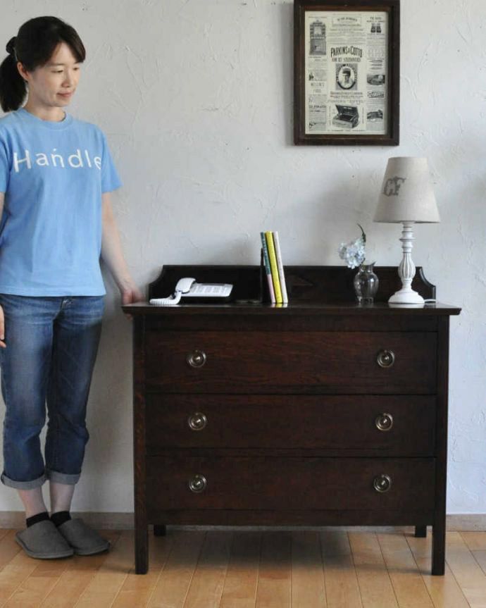 アンティークのチェスト　アンティーク家具　英国の定番アンティーク家具、落ち着いたオーク材の３段チェスト。英国アンティークらしい落ち着いたチェストチョコレート色の落ち着いた雰囲気が英国らしいアンティークのチェスト。(q-778-f-1)