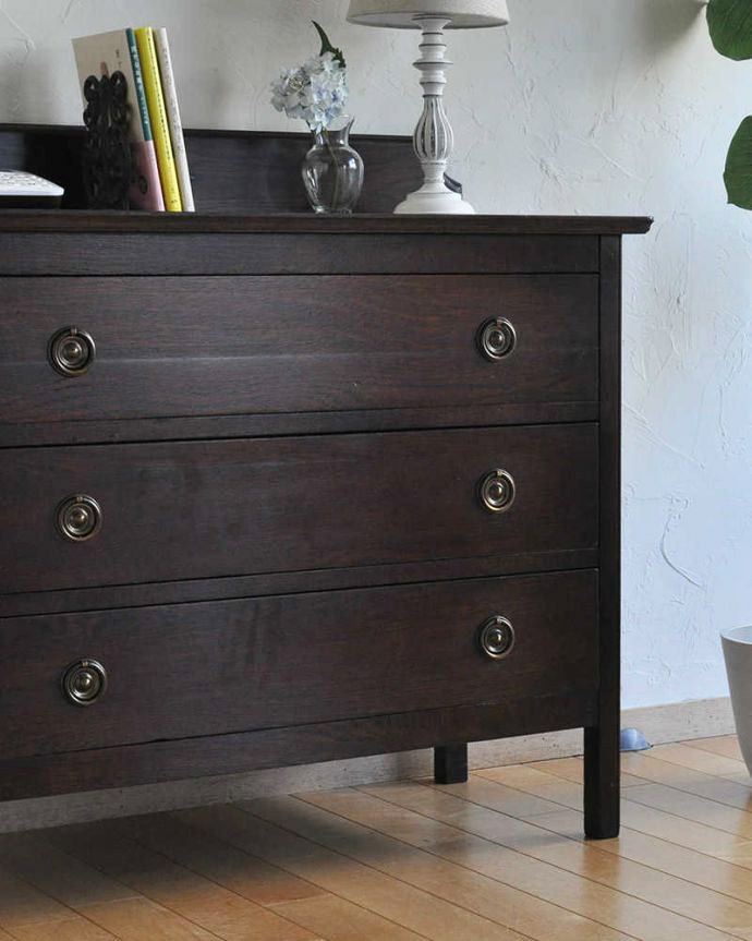 アンティークのチェスト　アンティーク家具　英国の定番アンティーク家具、落ち着いたオーク材の３段チェスト。見た目はもちろん、実用的に使って楽しみましょうアンティークのチェストは見た目の美しさはもちろん、実用的にたっぷり収納が出来る実力派。(q-778-f-1)