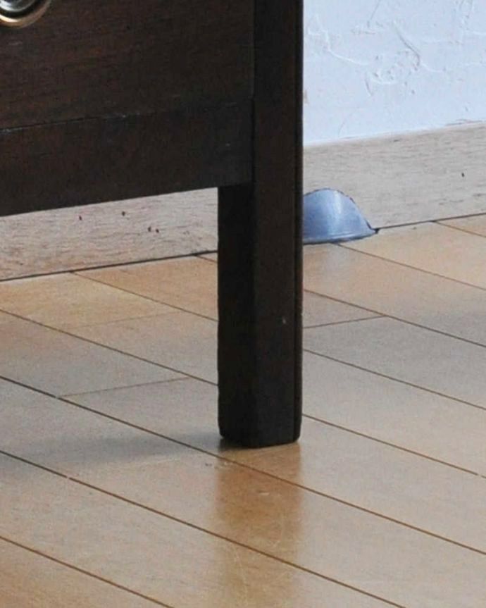 アンティークのチェスト　アンティーク家具　英国の定番アンティーク家具、落ち着いたオーク材の３段チェスト。女性1人でラクラク運べちゃう仕掛けHandleのアンティークは、脚の裏にフェルトキーパーをお付けしています。(q-778-f-1)