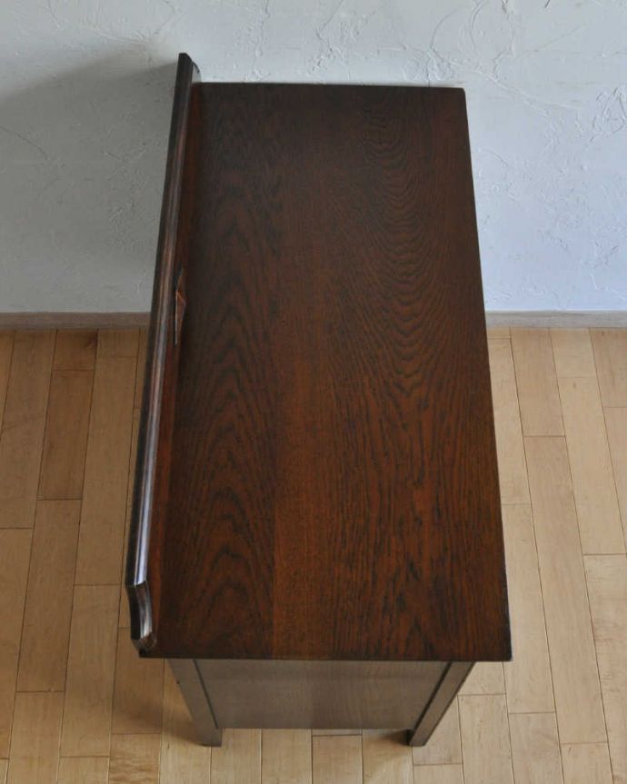 アンティークのチェスト　アンティーク家具　英国の定番アンティーク家具、落ち着いたオーク材の３段チェスト。何を置こうかな･･･？上から見ると、天板はこんな感じです。(q-778-f-1)