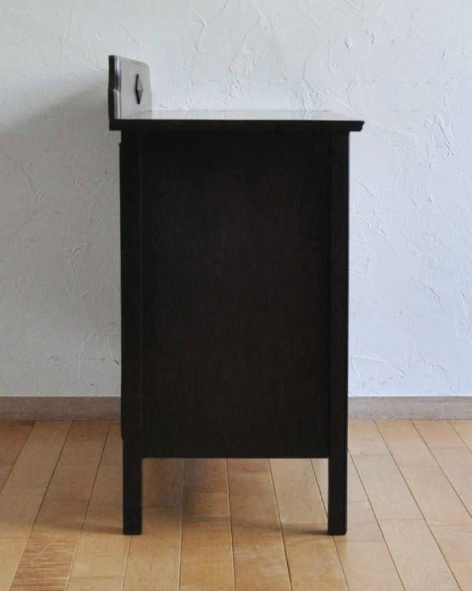 アンティークのチェスト　アンティーク家具　英国の定番アンティーク家具、落ち着いたオーク材の３段チェスト。横顔だってカッコいい横から見るとこんな感じです。(q-778-f-1)