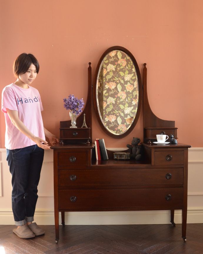 アンティークのドレッサー　アンティーク家具　落ち着いた大人カラーのドレッシングチェスト、マホガニー材の英国アンティーク家具。大きな鏡を見る度に毎日が楽しくなるドレッシングチェストミラーが付いた女性のための家具ドレッシングチェスト。(q-779-f)