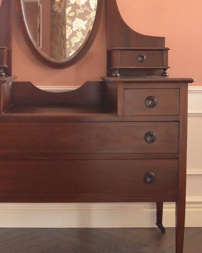 アンティークのドレッサー　アンティーク家具　落ち着いた大人カラーのドレッシングチェスト、マホガニー材の英国アンティーク家具。英国アンティークが持つ素材の華やかさ木目の美しさが際立つ英国アンティークらしいドレッシングチェスト。(q-779-f)