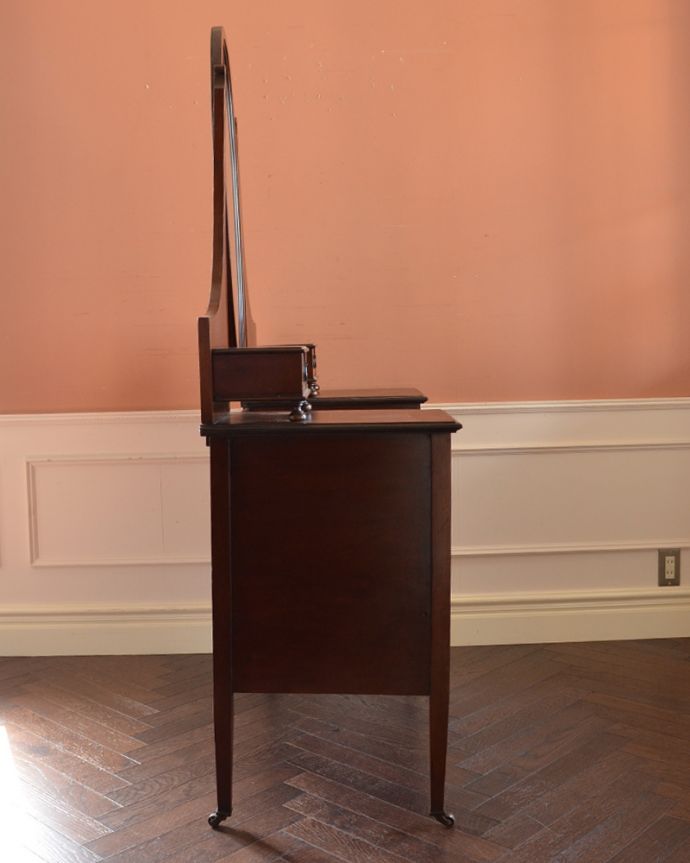 ドレッサーの側面