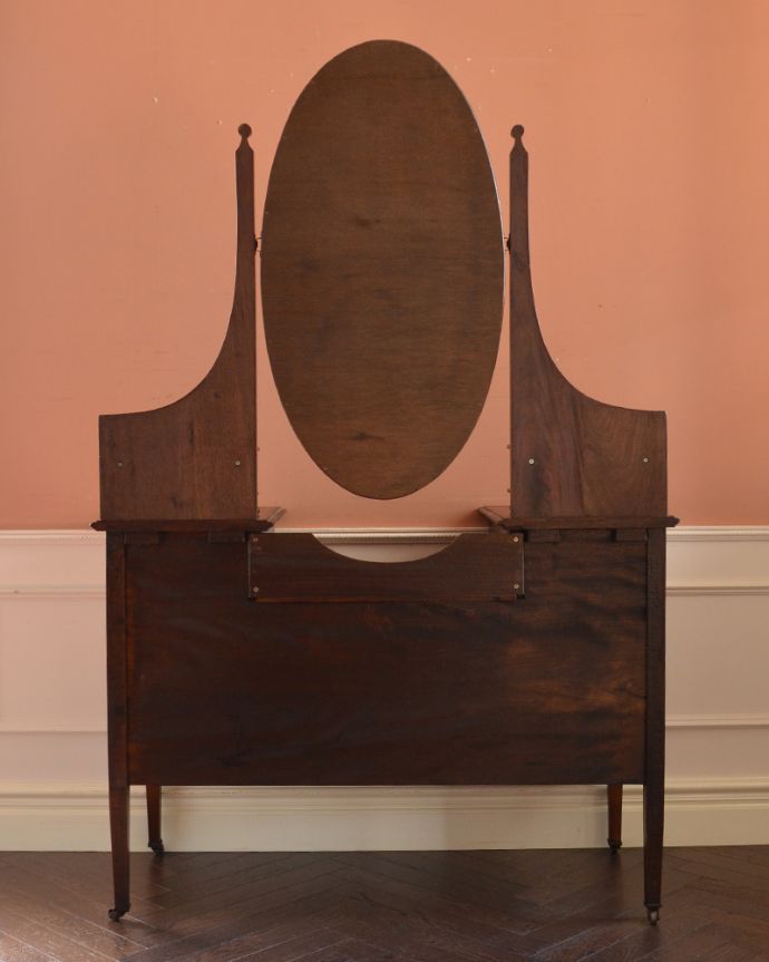 ドレッサーの後ろ姿