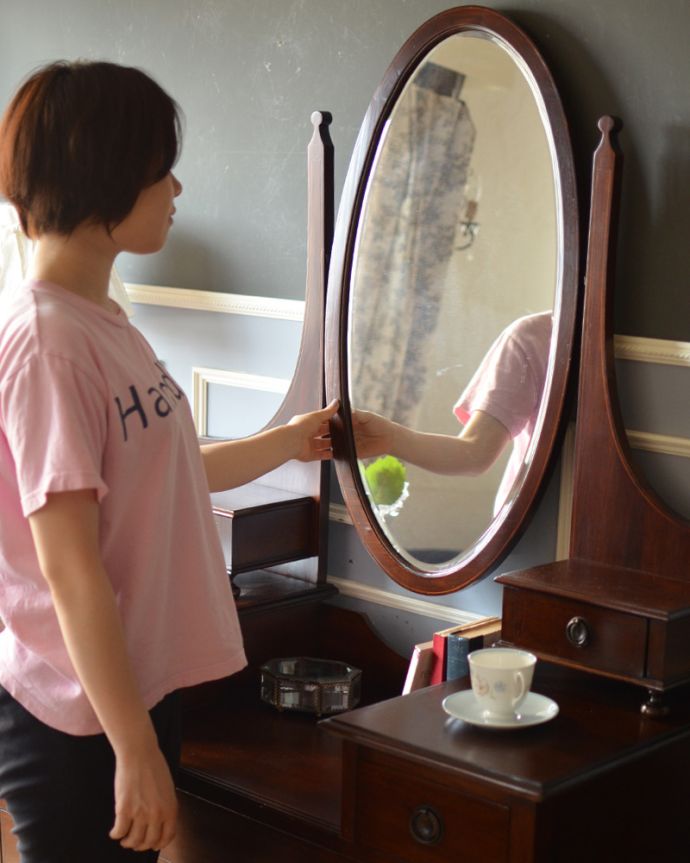 アンティークのドレッサー　アンティーク家具　落ち着いた大人カラーのドレッシングチェスト、マホガニー材の英国アンティーク家具。上半身が見れる便利な大きなミラーアンティークのドレッシングチェストにしてはめずらしい大きなオーバル型のミラー。(q-779-f)