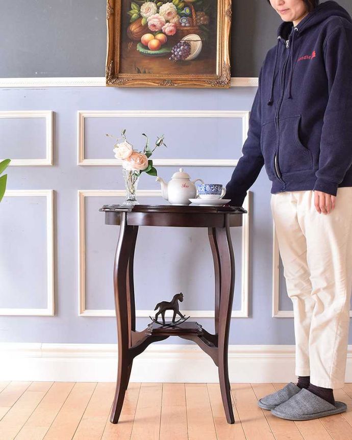 アンティークのテーブル アンティーク家具 波打つような天板のカッティングが美しい、棚付きの英国アンティークのティーテーブル。どんな場所でも便利に使える小さなテーブルそもそも「オケージョナル」とは「便利に使える」と言う意味。(q-787-f-1)