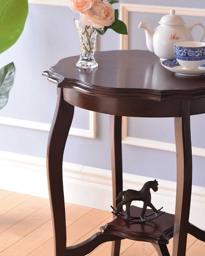 アンティークのテーブル アンティーク家具 波打つような天板のカッティングが美しい、棚付きの英国アンティークのティーテーブル。上品で優雅なアンティーク凛とした雰囲気が漂うアンティークらしい立ち姿のテーブル。(q-787-f-1)