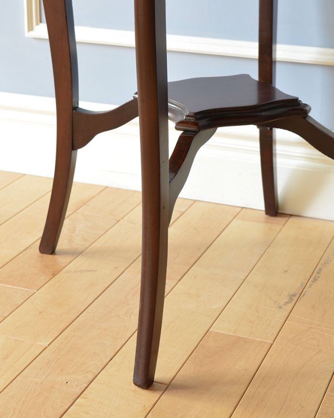 アンティークのテーブル アンティーク家具 波打つような天板のカッティングが美しい、棚付きの英国アンティークのティーテーブル。持ち上げなくても移動できます!Handleのアンティークは、脚の裏にフェルトキーパーをお付けしていますので、床を滑らせてれば移動が簡単です。(q-787-f-1)