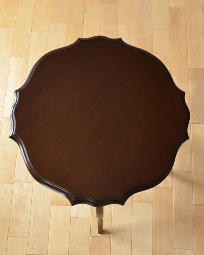 アンティークのテーブル アンティーク家具 波打つような天板のカッティングが美しい、棚付きの英国アンティークのティーテーブル。天板の形を見てみると・・・テーブルの形を上から見ると、こんな感じです。(q-787-f-1)