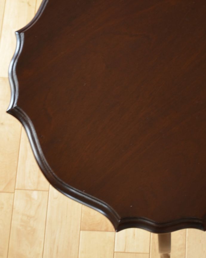 アンティークのテーブル アンティーク家具 波打つような天板のカッティングが美しい、棚付きの英国アンティークのティーテーブル。天板を近づいてみると…アンティークだから手に入れることが出来る天板に使われている銘木の美しさにうっとりです。(q-787-f-1)