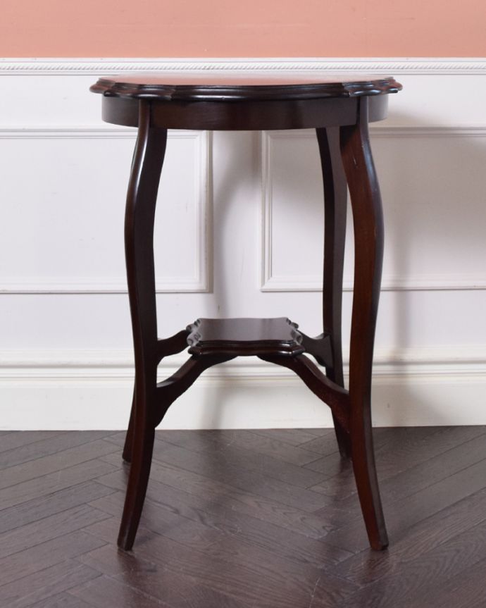 アンティークのテーブル アンティーク家具 波打つような天板のカッティングが美しい、棚付きの英国アンティークのティーテーブル。こちら側も、もちろんキレイです!アンティークは新品ではないので、もちろん経年変化によるキズはありますが、専門の職人がキレイにお直しをしているので、どの角度から見てもキレイです。(q-787-f-1)