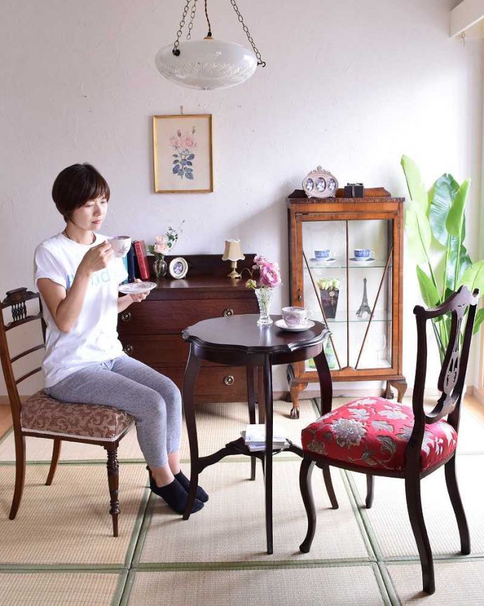 アンティークのテーブル　アンティーク家具　波打つような天板のカッティングが美しい、棚付きの英国アンティークのティーテーブル。いろんな使い方が出来る、便利で優雅なテーブル置くだけで雰囲気をよくしてくれるオケージョナルテーブル。(q-787-f)