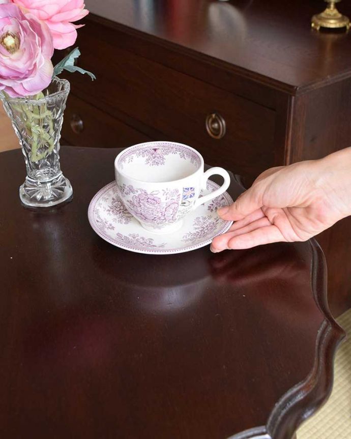 アンティークのテーブル アンティーク家具 波打つような天板のカッティングが美しい、棚付きの英国アンティークのティーテーブル。小さなテーブルとして便利に使えます使いたい場所にちょっと持って行って気軽に使ってみましょう。(q-787-f-1)