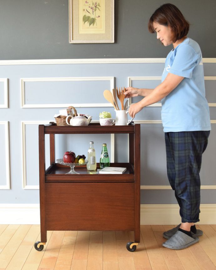 アンティークのワゴン・トローリー アンティーク家具 1880年代のアンティーク英国家具、マホガニー材を使用した、引き出し付きのトローリー 。コロコロ転がせば移動も楽チン!可愛いので毎日使いたくなります。(q-788-f)