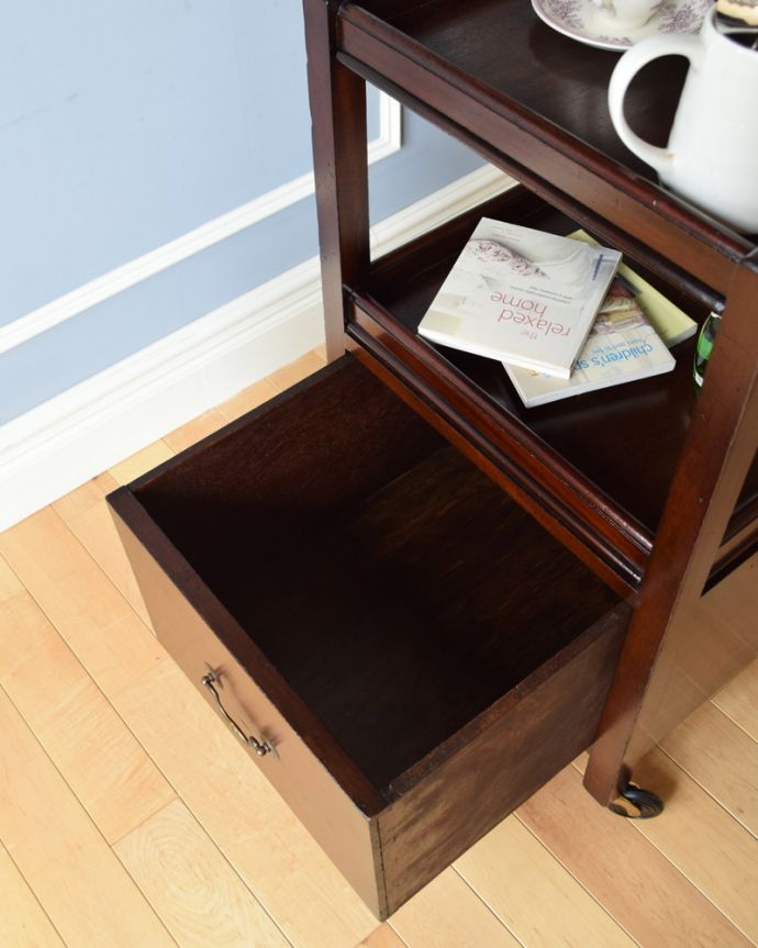 アンティークのワゴン・トローリー アンティーク家具 1880年代のアンティーク英国家具、マホガニー材を使用した、引き出し付きのトローリー 。引き出しの中もキレイな状態です。(q-788-f)