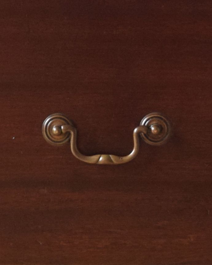 アンティークのワゴン・トローリー アンティーク家具 1880年代のアンティーク英国家具、マホガニー材を使用した、引き出し付きのトローリー 。取っ手は使いやすいハンドルタイプです。(q-788-f)