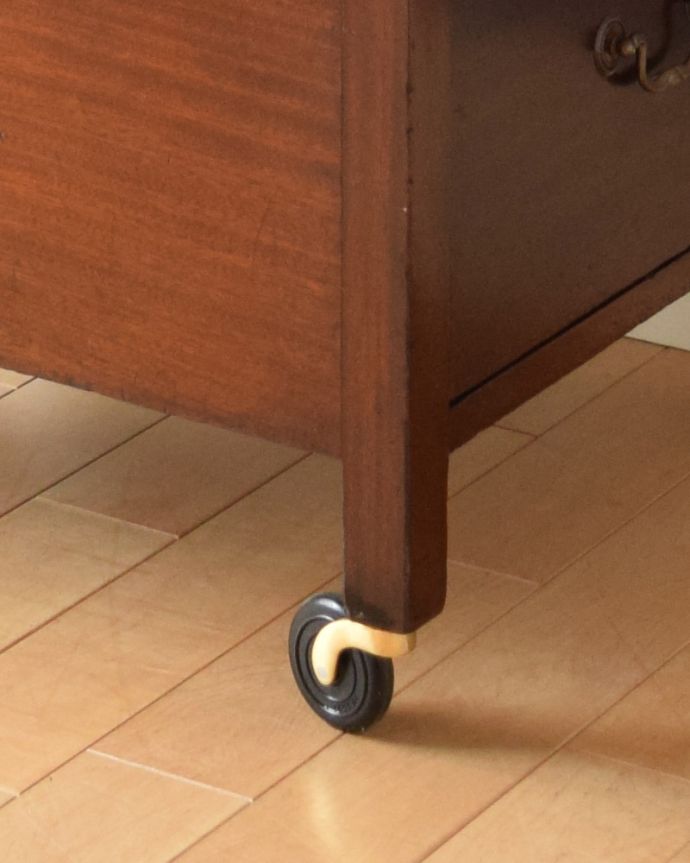 アンティークのワゴン・トローリー アンティーク家具 1880年代のアンティーク英国家具、マホガニー材を使用した、引き出し付きのトローリー 。きちんと調整したので、新しいものと比べるとスムーズではありませんが、ちゃんと動きます。(q-788-f)