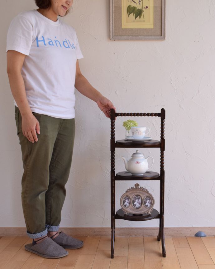 プランツスタンド・ケーキスタンド　アンティーク家具　英国のアンティークケーキスタンド、装飾が美しいスリーティアーズ。英国アフタヌーンティーのために作られた家具19世紀末に屋外でのアフタヌーンティーを楽しむために作られた木製のケーキスタンド。(q-789-f)