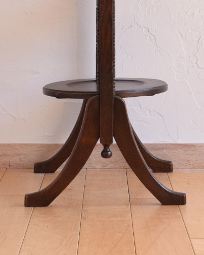 プランツスタンド・ケーキスタンド　アンティーク家具　英国のアンティークケーキスタンド、装飾が美しいスリーティアーズ。Handleの家具の脚の裏には･･･フェルトキーパーを貼ってお送りしていますので引きずっても床にキズが付きません。(q-789-f)