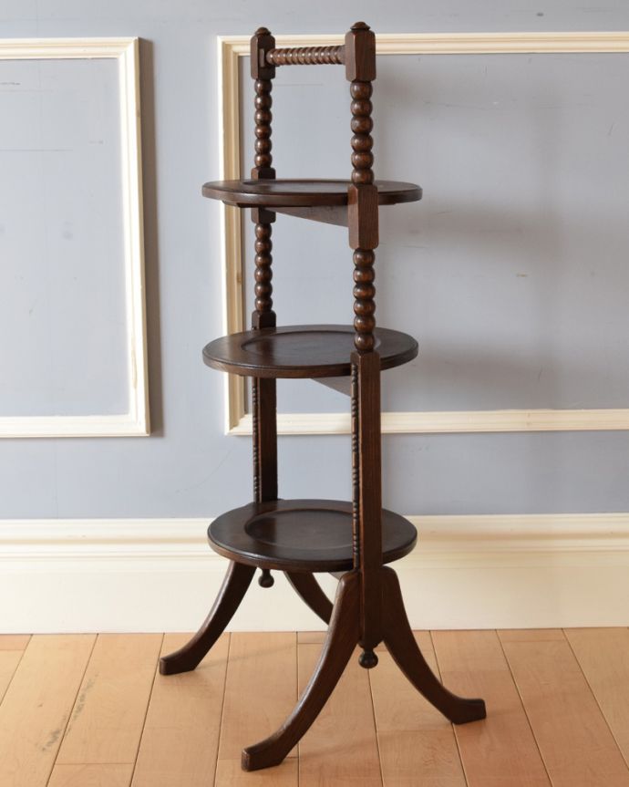 プランツスタンド・ケーキスタンド　アンティーク家具　英国のアンティークケーキスタンド、装飾が美しいスリーティアーズ。どこから見てもキレイです。(q-789-f)