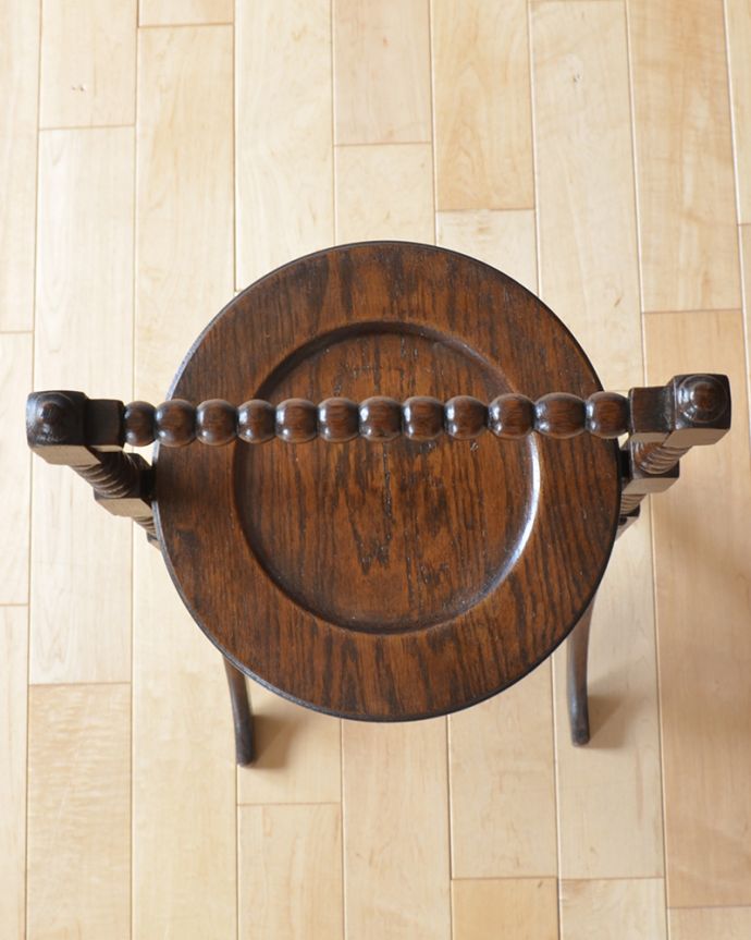 プランツスタンド・ケーキスタンド　アンティーク家具　英国のアンティークケーキスタンド、装飾が美しいスリーティアーズ。上から見るとこんな感じ小さくても、もちろん専門の職人がしっかり修復したのでピッカピカです。(q-789-f)