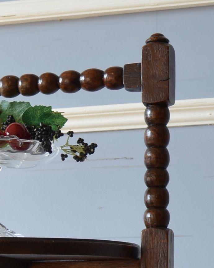 プランツスタンド・ケーキスタンド　アンティーク家具　英国のアンティークケーキスタンド、装飾が美しいスリーティアーズ。うっとりする美しさアンティークだから手に入る美しい彫。(q-789-f)