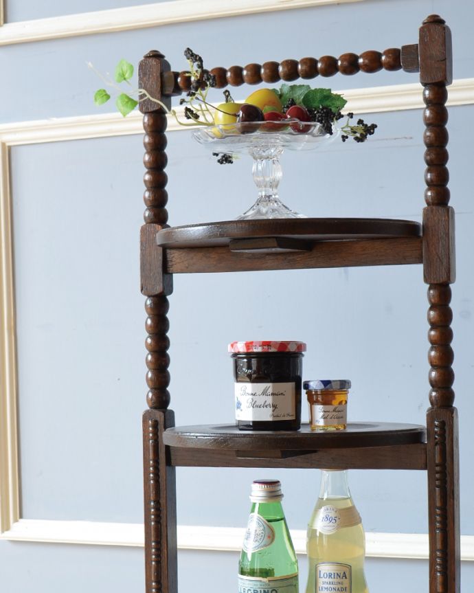 プランツスタンド・ケーキスタンド　アンティーク家具　英国のアンティークケーキスタンド、装飾が美しいスリーティアーズ。自分流の使い方で自由に楽しめますもともとお皿を乗せて運んで使っていた小さなアンティーク家具。(q-789-f)