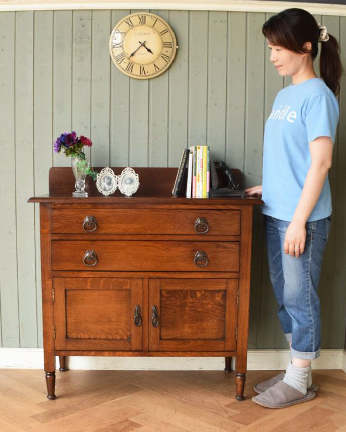 アンティークのチェスト　アンティーク家具　アンティーク家具、伝統的アンティークの風格たっぷりな英国カップボードチェスト。引き出しと扉の収納があります。(q-795-f)