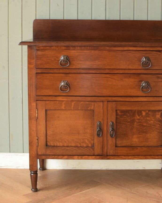 アンティークのチェスト　アンティーク家具　アンティーク家具、伝統的アンティークの風格たっぷりな英国カップボードチェスト。小物をたくさん置けるので、鏡を置いてドレッサー風にして使ってもいいですね。(q-795-f)
